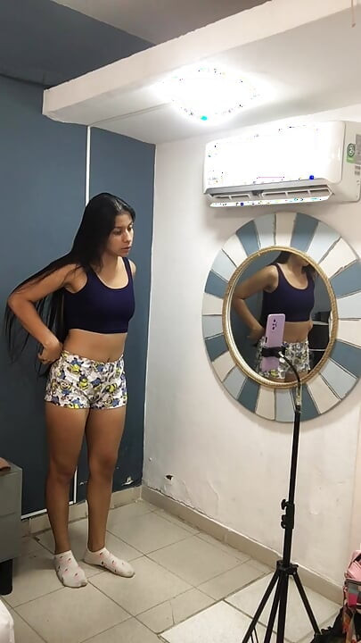 Uma linda latina surpreende seu padrasto com seu bumbum grande.