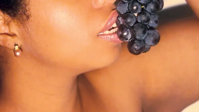 Sexy mouth ebony pating with some grapes