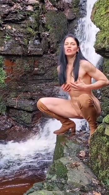 Jaw-dropping moment from "Naked in nature and peeing"