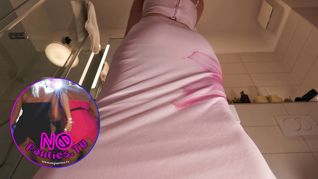 Incrivelmente quente sexy, autêntica ruiva peituda no banheiro em um longo e elegante vestido noturno provoca e mostra seu par privado