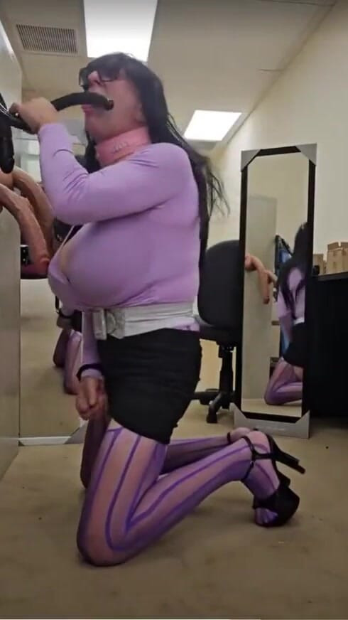 DeeDeeSlut69 Horny at the office | Clip 2