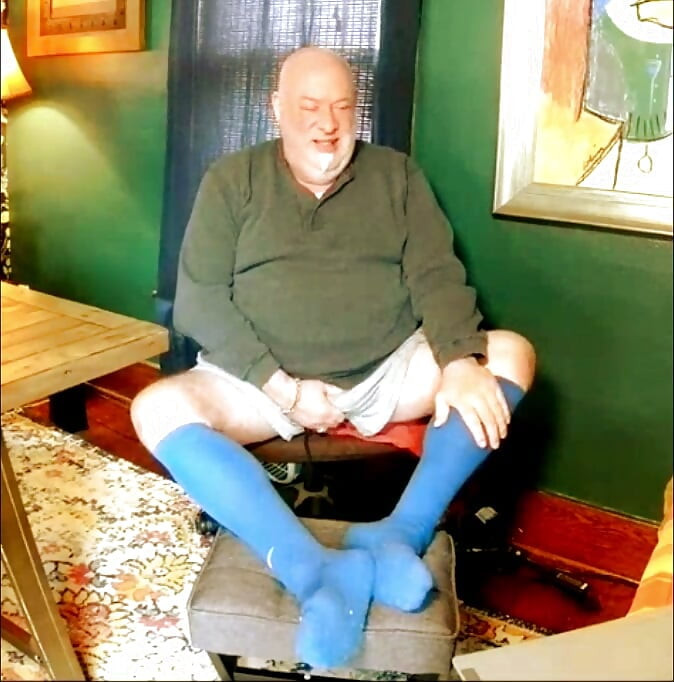친구가 사정할 수 있도록 딸치는 Beardaddychub!