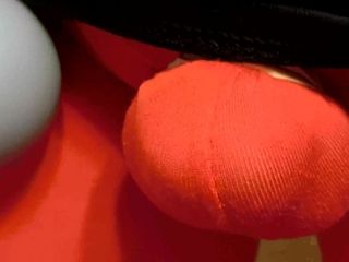 Minúsculo pênis amarrado em uma bola vermelha esguicha uma carga !!!
