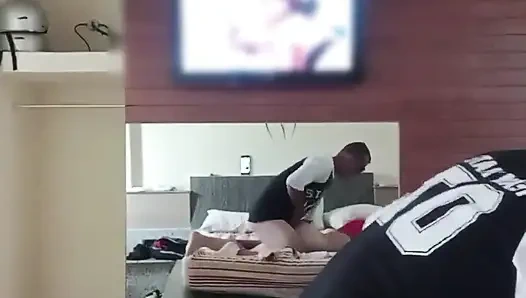 Amatör çift bir motelde seks yaparken kendilerini kaydetmenin tadını çıkarıyor (gerçek seks)