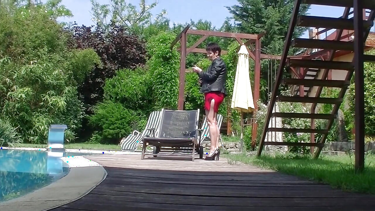 Granny enjoys dildo in garden