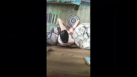 Ein dorfmädchen zieht schön ihre haarige muschi zu schöner musik