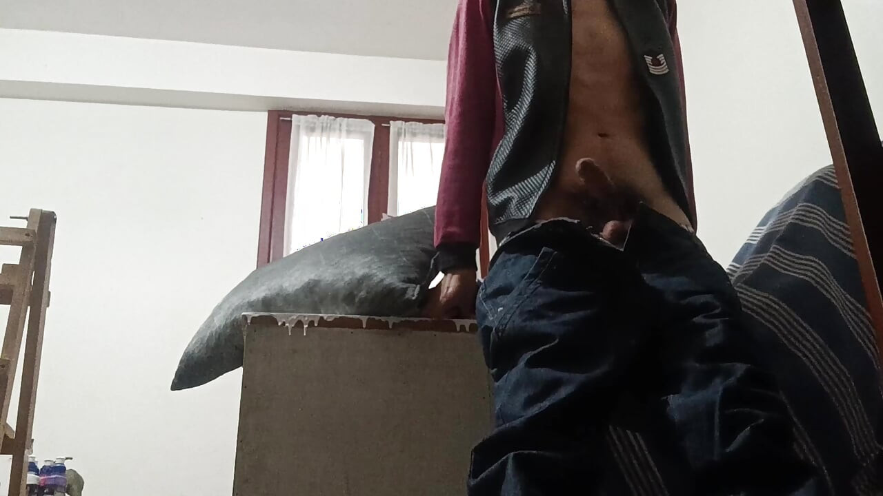 Twink juega con su polla