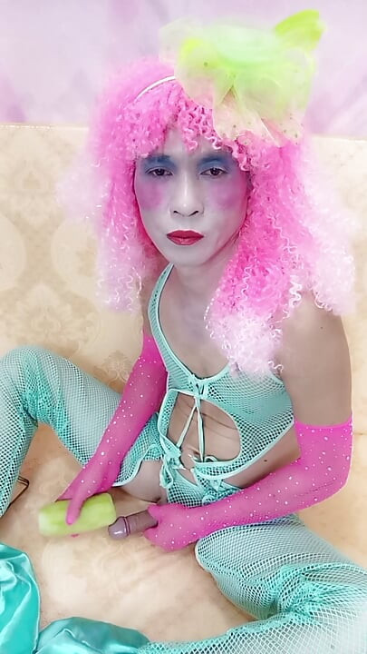 Oanh Le, transgender, vestida de forma sensual, pornô, cucu com demasiado prazer