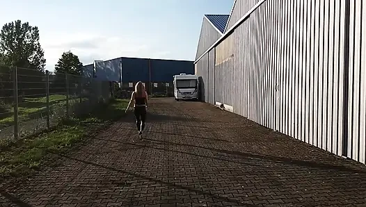 Sıkı siyah taytlarla olgun