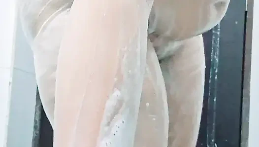 Ateşli hintli kız banyo yaparken beni gör