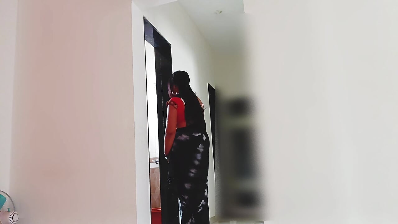 The father-in-law saw the daughter-in-law taking a bath in the bathroom and entered the bathroom and had sex in the bathroom