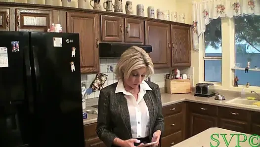 Üvey anne ve iki üvey kızı üçlü seks yapıyor