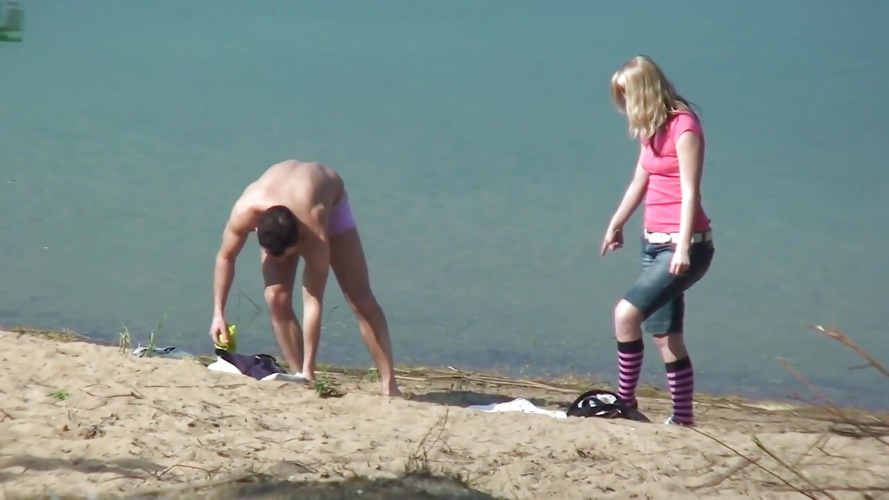 يتم تصوير شقراء ورجلها سخيف