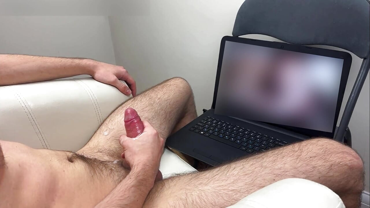 Băiat excitat se masturbează în timp ce urmărește filme porno