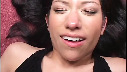 Ateşli Camilla ilk kez seks oyuncağıyla oynuyor