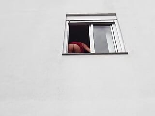 Menina louca fodida com um vibrador enfiando sua bunda grande fora da janela e mijando em um estranho!