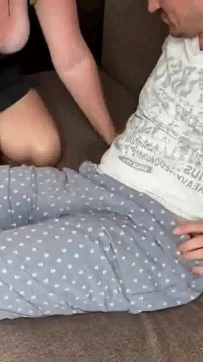 Zadivljujući trenutak iz "DEBELA GUZA SE TRESE, DJEVOJKA STENJE I STENJE. TAKOĐER ŠIRIMO ANALNI I DLAKAVU VAGINU KAKO BISMO MOGLI POGLEDATI TAMO."