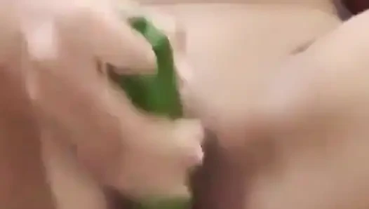 ahh darling, es fühlt sich so gut an, dass ich im badezimmer masturbiere, während wir uns beim sex zustellen