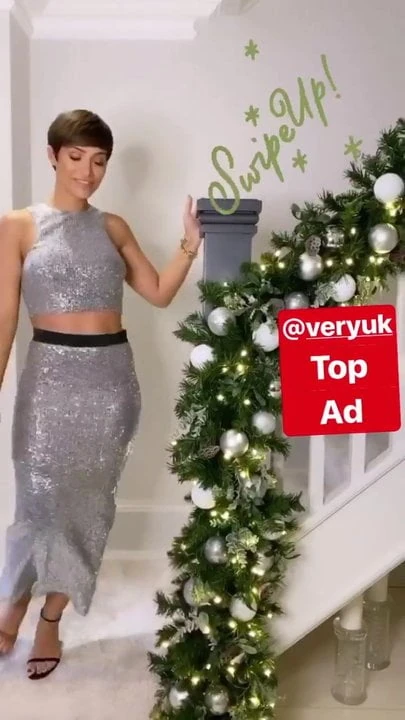 Frankie Bridge scendendo le scale.