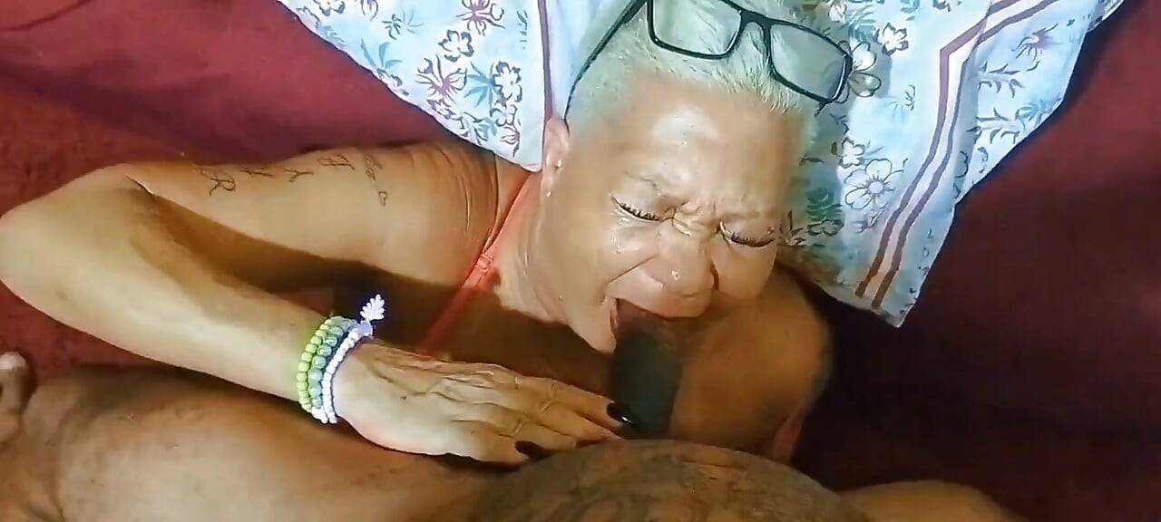 いたずらな継母が継息子からミルクをもらう