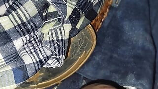 カウボーイがダッドにおしっこをかける