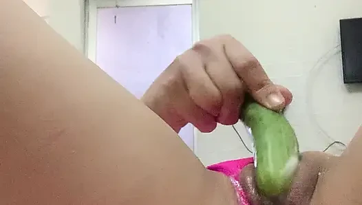 Kırmızı külotumla başucu parmaklıyor... Çok ıslak ve sulu.. Yalamak ister misin?