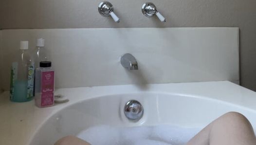 Une femme mature timide dans le bain a un orgasme