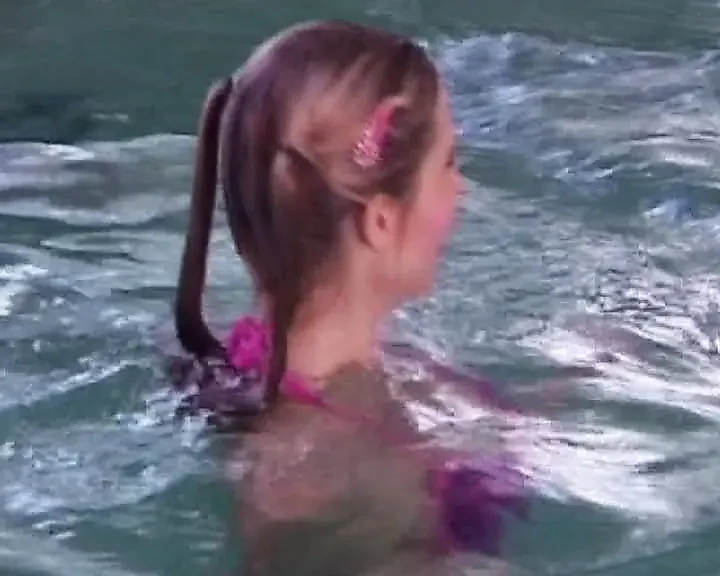 Si blonde Perancis basah menikmati kongkek dubur di tepi kolam