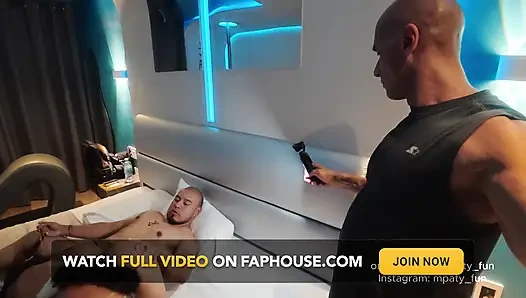 Çok sürtük evli kadın bir motelde paylaşılıyor, gavat kocası tarafından filme alınıyor