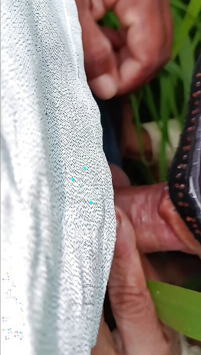 畑では、義姉さん、義兄さん、あなたのチンポをしゃぶりたい、カス・バービー、私の荷物の水を飲んで、畑には誰もいません。