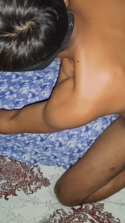 Der Freund des Mannes schüttet Sperma auf die großen Brüste seiner Frau