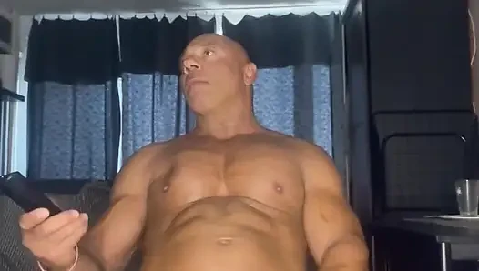 Bay Guru vücut geliştirmeci, uzun boylu, seksi adam, yalnız mastürbasyon yapıyor