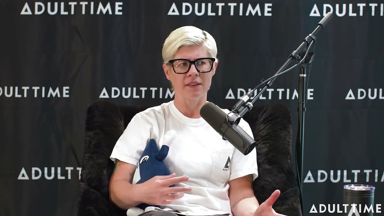 Cami Strella Overlever en kult, Tiktok-berømmelse og ikke-monogami Adult Time Podcast