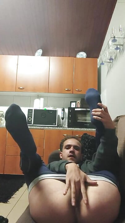 Bicha rabuda mostrando a bunda na cozinha