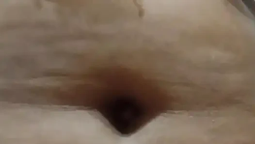 Desi indisches zimmermädchen liebt es, ihren meister zu befriedigen, nachdem sie mit hausarbeit fertig gemacht hat.