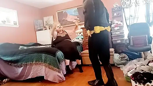 Gadis kelelawar (suster vicki) nyepong kontol cowok kelelawar ini!