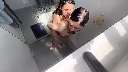 Me gusta bañarme con la esposa lesbiana de mi mejor amigo!!