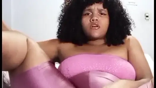 Pantat montok gemetar dan memek berbulu muncrat