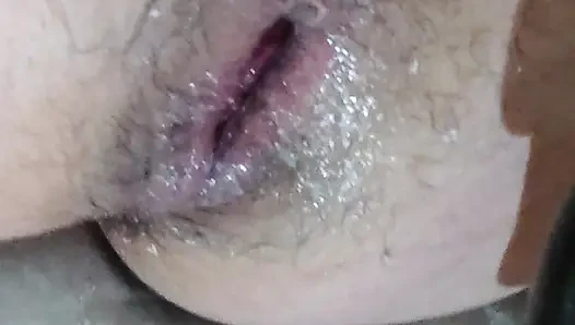 Göt tıkacıyla mastürbasyon yapıyor