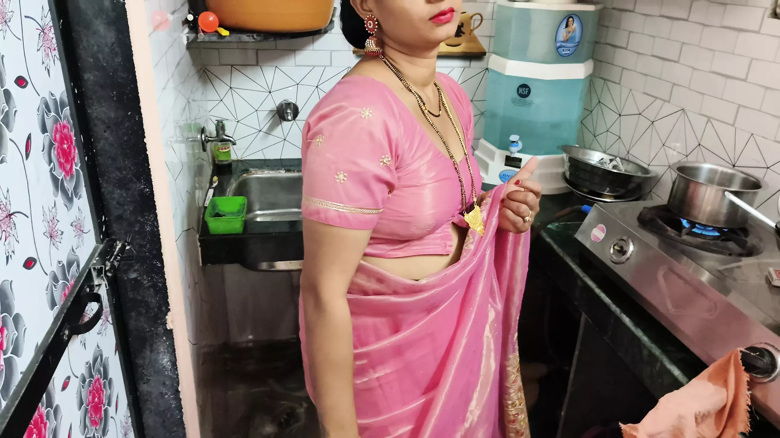 Istri India selingkuh sama pacarnya di dapur