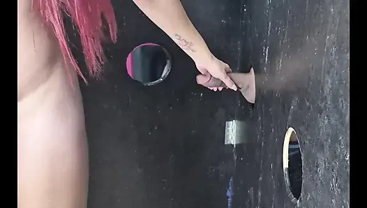 Istri nakal ini lagi asik nyepong besar pria antar ras!