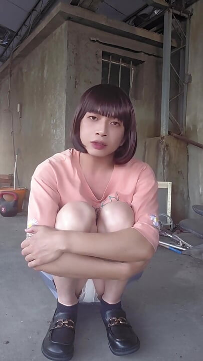 Skirt berganda dipasangkan dengan seluar dalam putih, dan palam dubur dimasukkan ke teres