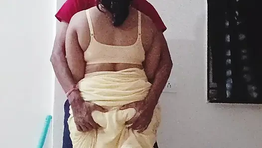Riya Bhabhi sedang menyapu rumah tuannya, pemiliknya melakukan hubungan seksual dengan berbicara seksi.