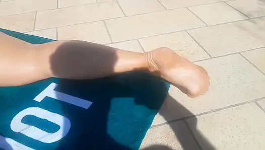 Selena'nın çıplak bronzlaşmış vücudu açık havada zevk