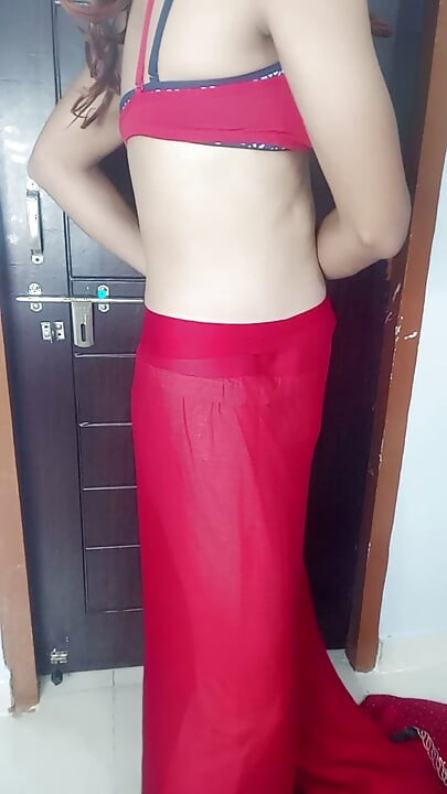 Beau-mère indienne séduit beau-fils en portant un sari rouge devant lui en l'enlevant