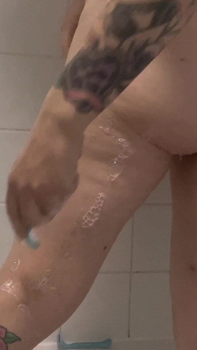 Your Step-stepsister Showering and Shaving