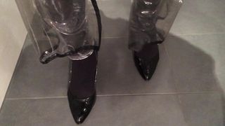 Pisse dans des vêtements en pvc et des talons hauts