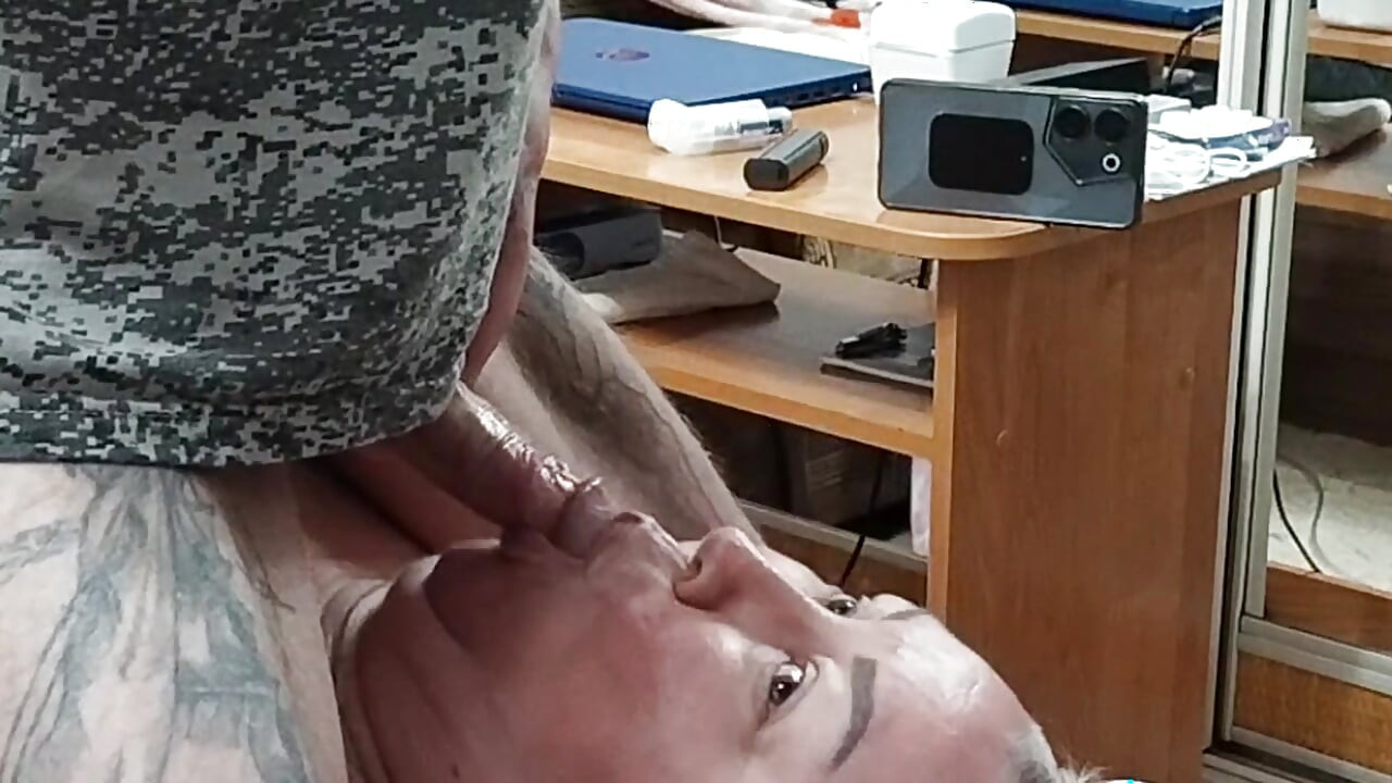 Saya melancap batang saya untuk menyuapkan ibu mertua saya dengan air mani