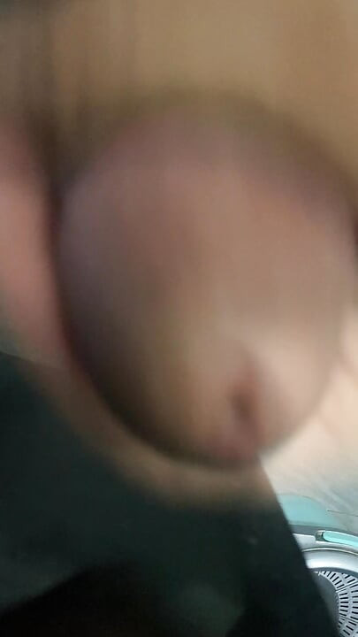 In the bathroom, there was a cock that was getting an erection, only knowing how to endure it, not having to do it