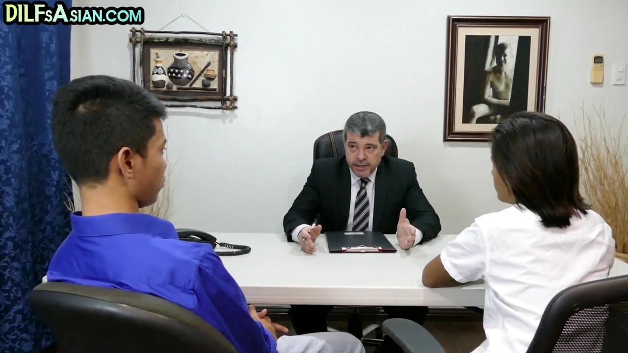 Cewek kembar Asia dientot gaya threesome di kantor sama business gay daddy